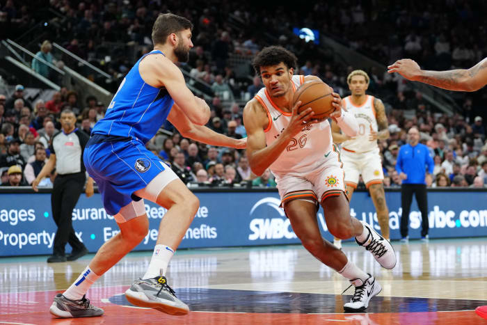 San Antonio Spurs Dominick Barlow Dallas Mavericks